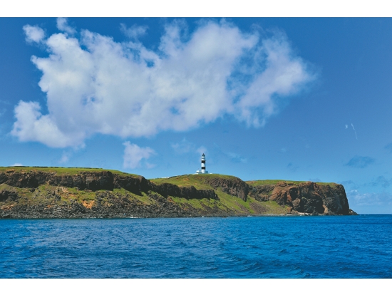 東吉嶼燈塔與周遭火成岩地形／陳忠能 攝