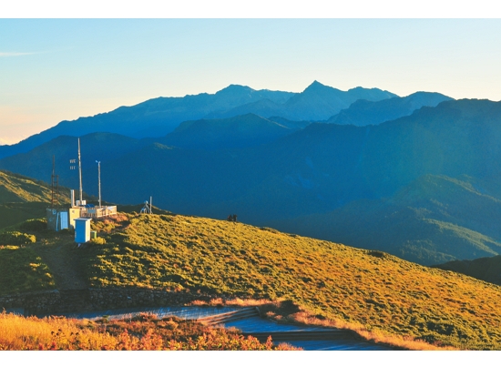 南湖大山與中央尖山／何小綠 攝
