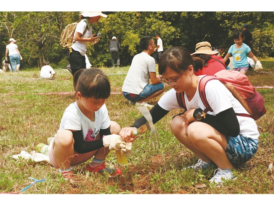  親子參與植樹活動
