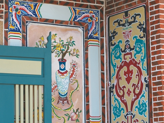  留存下來的古厝精緻彩繪
