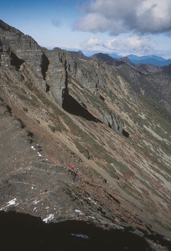  身在壯闊且環境多變的山林中，須隨時做好應變準備／雪管處 提
供（俞錚皞 攝）