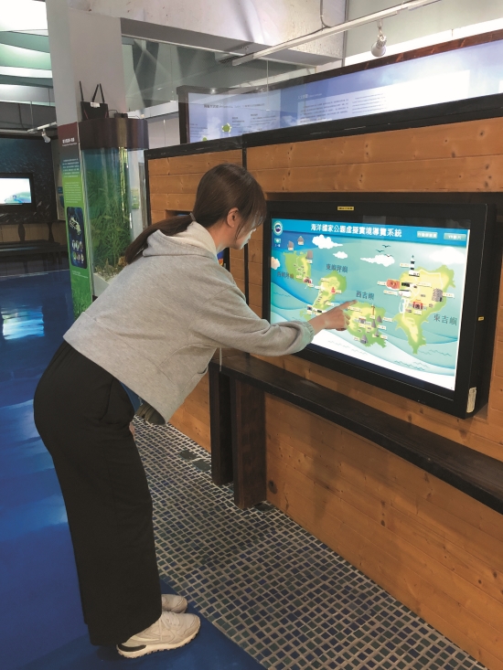 遊客中心內觀眾也能自由點選想「前往」的地點／海管處 提供