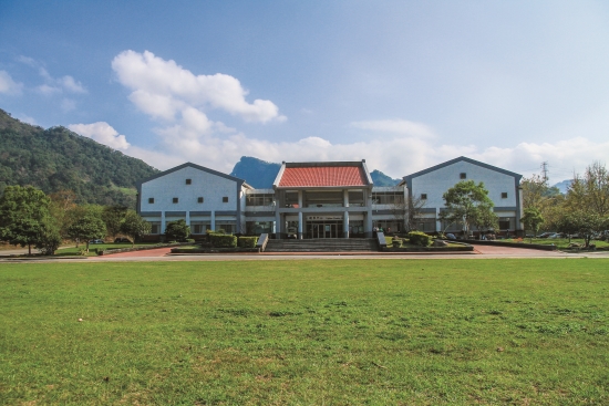 遊客中心前的大草坪，
是最自然的戶外教室
／雪管處 提供