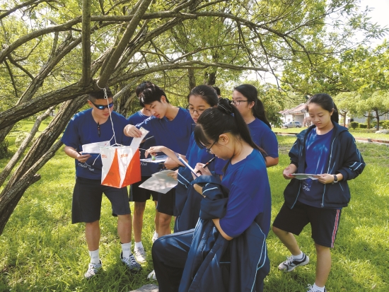  設計定向遊戲，讓學員在戶外比賽尋找高山物種的旗幟／雪管處 
提供