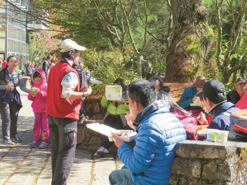解說員向遊客說明，在山上享用便當可能導致垃圾、廚餘、動物覓食等各種問題／玉管處 提供