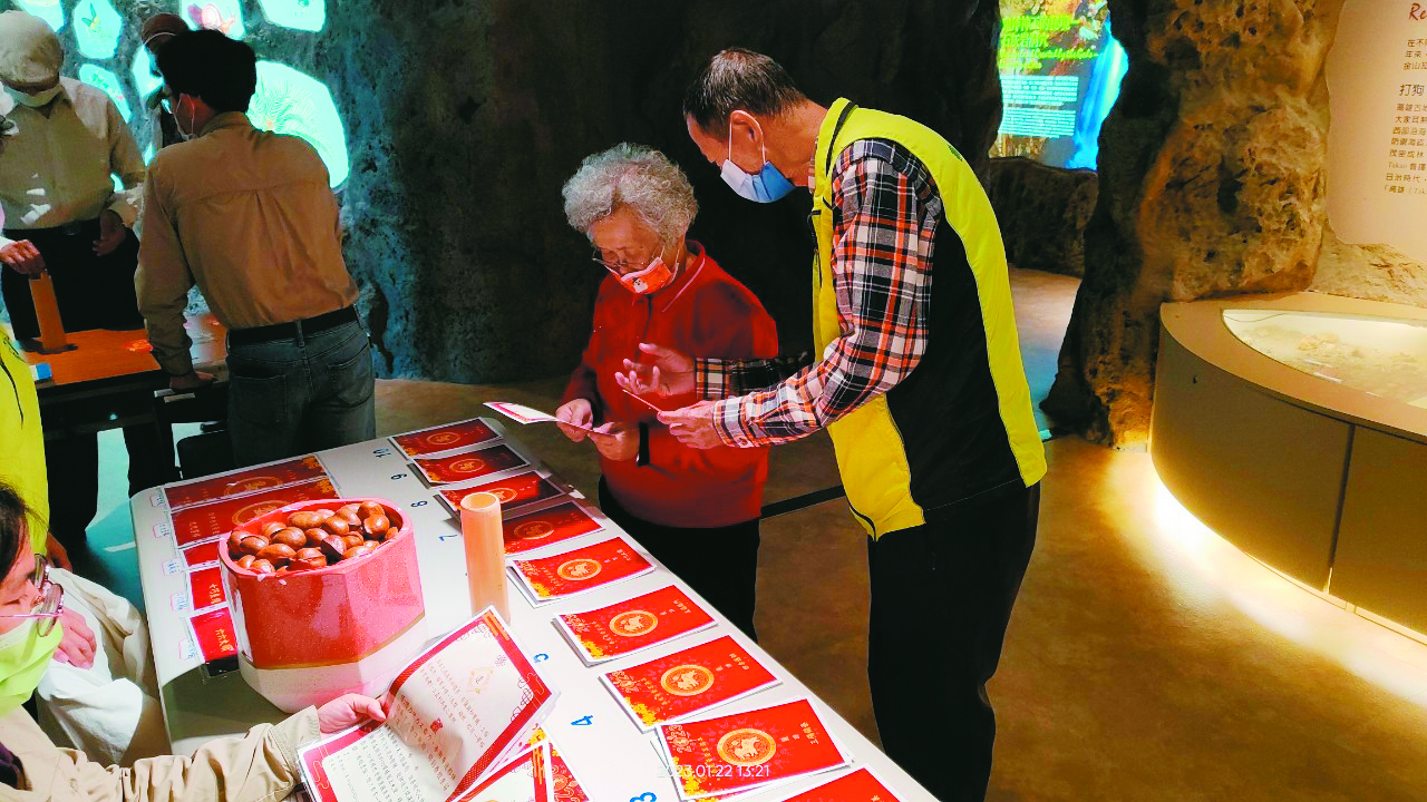 聖誕到元旦、蝠鹿同作伴