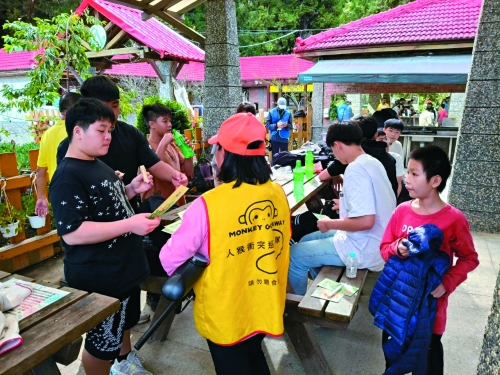 專職巡護員向遊客說明避免人猴衝突的注意事項／林良恭 提供