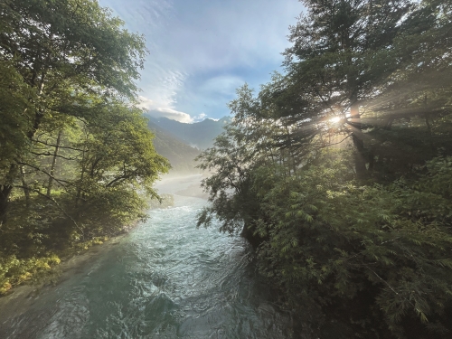 清晨曙光照亮日本中部山岳國立公園中的上高地梓川