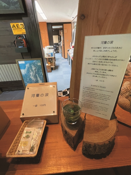 利用上高地的玻璃垃圾再製的河童之淚，宣導共同維持環境清潔的責任