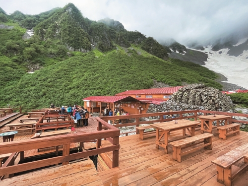 涸沢山小屋的硬體採用大量木材與當地石材