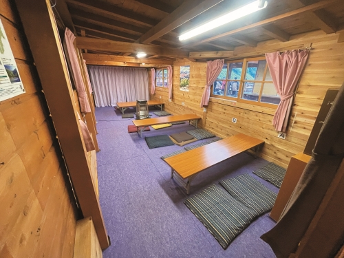 涸沢山小屋內部如家般溫暖舒適