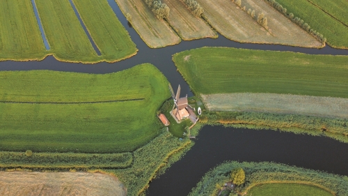 曾是造地大國的荷蘭，近年的國土規劃也朝向還地於河、以與水共生／ Stan Versluis 提供（圖片來源：https://unsplash.com/photos/a-plane-flying-over-a-green-field-uPW_FisAgkI）