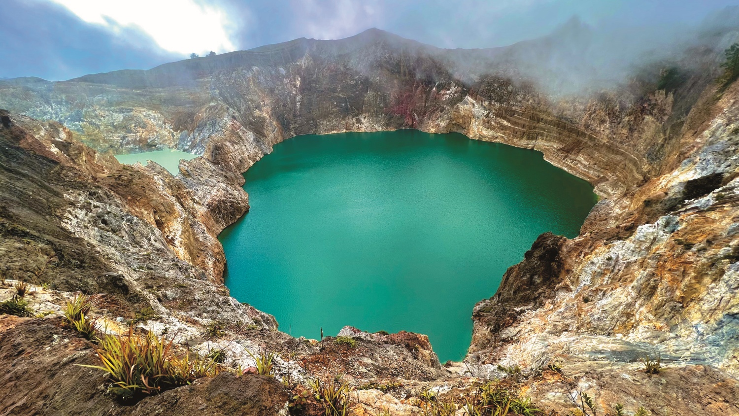 克里穆圖火山湖以其神秘多變的湖水顏色聞名於世，成為弗洛勒斯島最迷人的風景之一／郭育任 攝