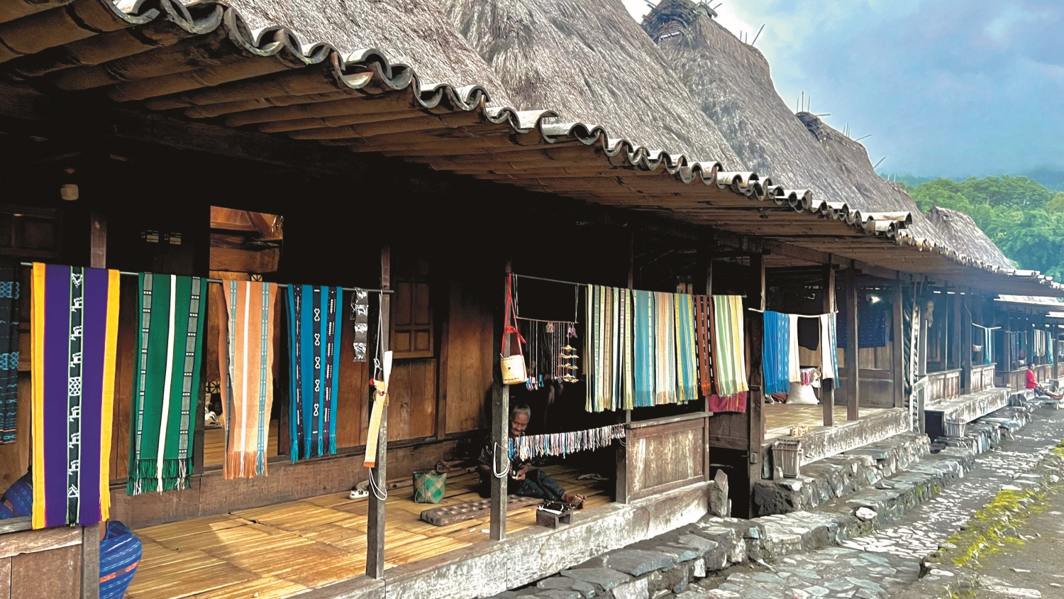 門廊上懸掛著多彩的披肩，大地色的植物染料與使用鮮豔人工染線的織品，反映出貝拿村婦女們對生活美學的追求／郭育任 攝

