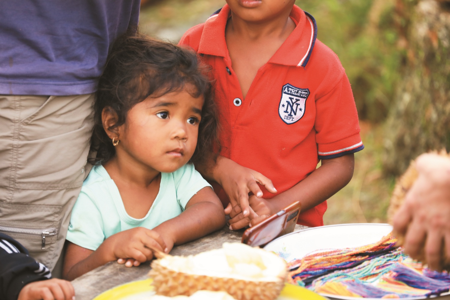  瓦雷博部落村民各年齡層各司其職，流利地使用母語，帶著自然的安靜與平和，延續著部落的傳統／郭育任 攝

