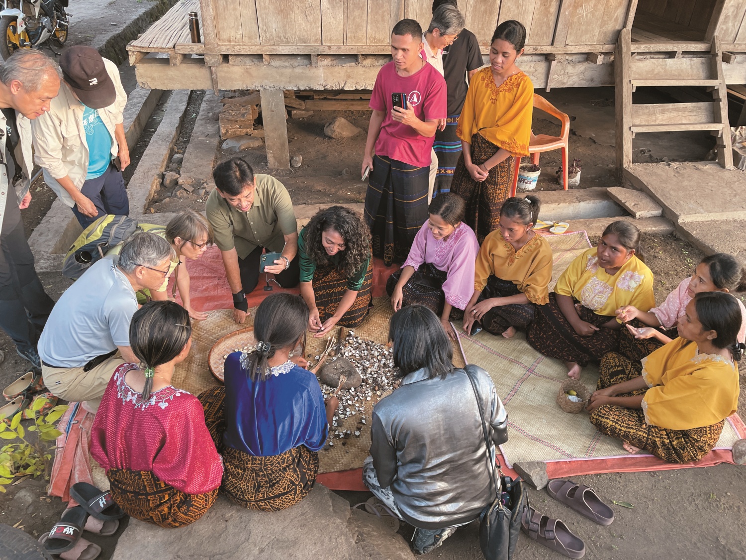  返鄉青年為西皮耶娜村帶來契機，婦女演示石栗果實取用，也是生態旅遊產品發想的歷程／陳維立 攝

