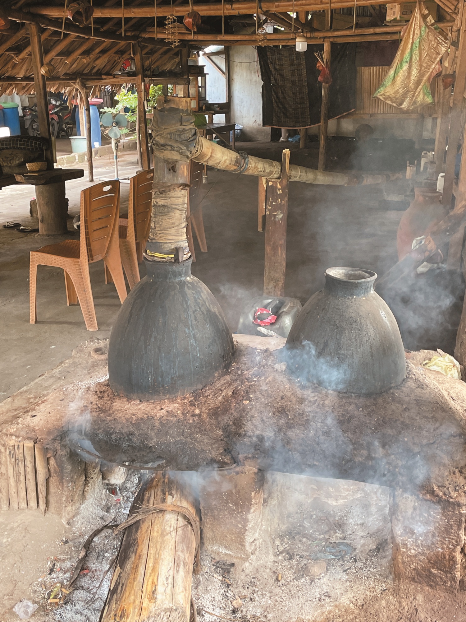  在艾米爾（Aimere）的傳統棕櫚酒釀造工坊，製酒師詳細說明了釀酒的流程，包括將棕櫚花穗擠壓取汁、發酵，以及經過 8 公尺竹子冷凝管的蒸餾過程。長長的竹管去除多餘水分後，使得棕櫚酒品質更高。當地竹子的用途廣泛，除了建築和農具，還能作為製酒設備的一部分，展現了島上的傳統工藝／陳維立 攝

