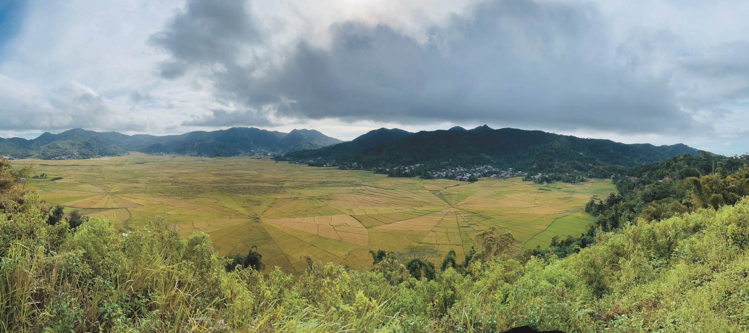  印尼弗洛勒斯島，特有的蜘蛛網稻田（Linko）以其獨特的傳統共享農業方式，是數千年前傳統芒加萊文化的遺產。每一家庭都會被分配一個從中心向外延伸的稻田區段，以同心圓為圓錐體代表特殊的宇宙觀，也反應在傳統家屋、儀式鼓甚至村莊附近林地分配的形狀上。近年來雖有計劃開發道路穿越這片蜘蛛網狀稻田，但在熱心人士的努力下，這項提議被阻止，因此我們今日才能得以欣賞這片完整的里山地景／陳維立 攝