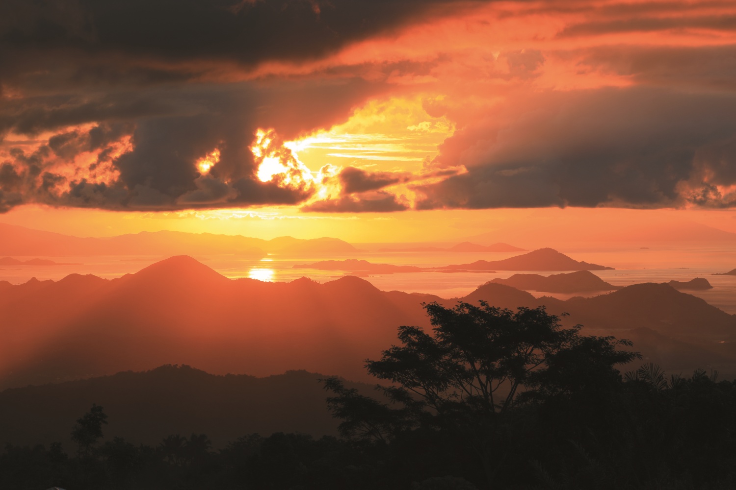  弗洛勒斯島西岸，拉布安巴佐（Labuan Bajo）以壯麗的自然景觀、豐富的生物多樣性和豐饒的海洋資源聞名於世。這裡不僅是聯合國教科文組織世界遺產地科莫多國家公園的入口，更是欣賞著名科莫多巨蜥和多樣水下生態系統的旅遊勝地。地景美質高的場域融合了蜿蜒的海岸線、山海風光和多樣性高的珊瑚礁生態，成為浮潛天堂／郭育任 攝