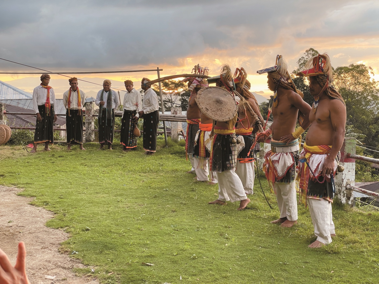  恰奇（Caci）是一種帶有儀式感的鞭舞對決，作為豐收祭典的一部分，這場充滿力
量與文化的鞭打儀式展示了芒加萊人的勇氣與美感，也是每個部落重要的文化活動 
／陳維立 攝
