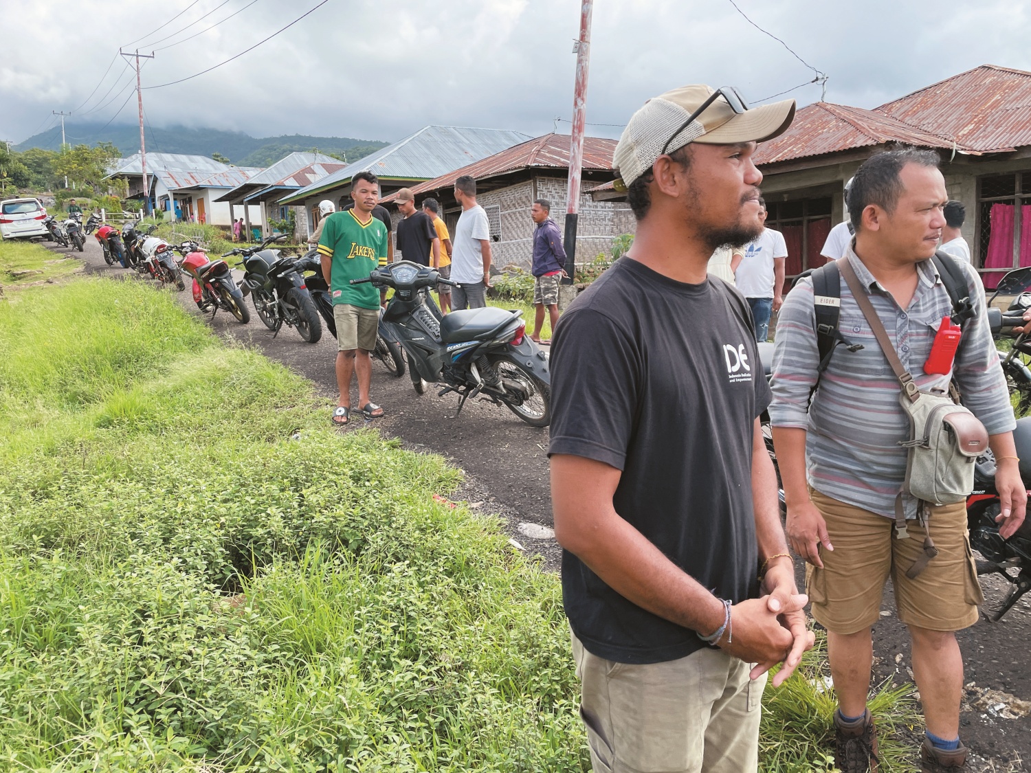  透過有組織的機車搭載服務，部落青年協助遊客從公路會面點直達步道口，減少步行距離，同時帶來觀光收益。右二為瓦雷博文化保育機構 LPBW 青年領袖Michael Tonso，致力於部落的文化保育和觀光推廣／陳維立 攝


