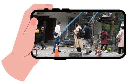 太管處人員的鏡頭拍下臺灣獼猴偷襲遊客背包上裝著物品的塑膠袋／太管處 提供