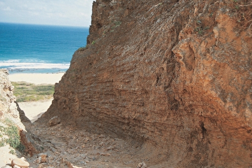 落山風在恆春半島留下許多鬼斧神工的獨特景致（圖為風蝕壁）