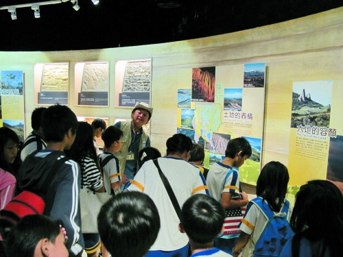 解說員帶領學員認識因落山風形成的地形景觀