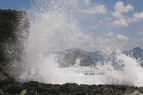 落山風的季節，劇烈風浪拍打龍坑一帶的礁岸
