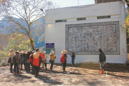 太魯閣中充滿自然與人文故事（圖為洛韶居民分享中橫過往)