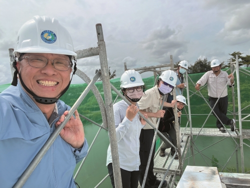呂宗憲與同仁參與硬體施工，與管理處一同成長