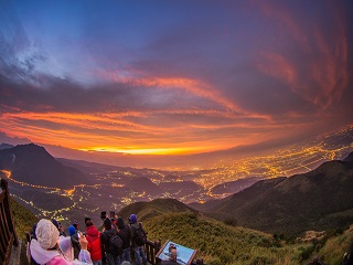 藉由科技的輔助，讓遊客在參觀國家公園時能與在地風貌有更豐富及趣味的互動。圖為大屯山。((引用自flickr//創用 CC (Creative Commons)，攝影ynes95)）