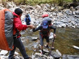 在學長的幫忙下過溪。