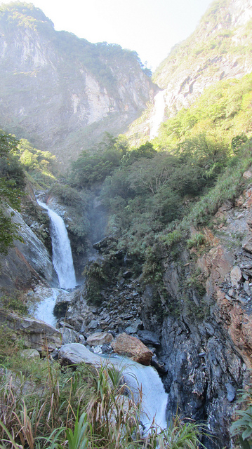 白楊瀑布，古稱「達歐拉斯瀑布」，泰雅族語為「斷崖」之意