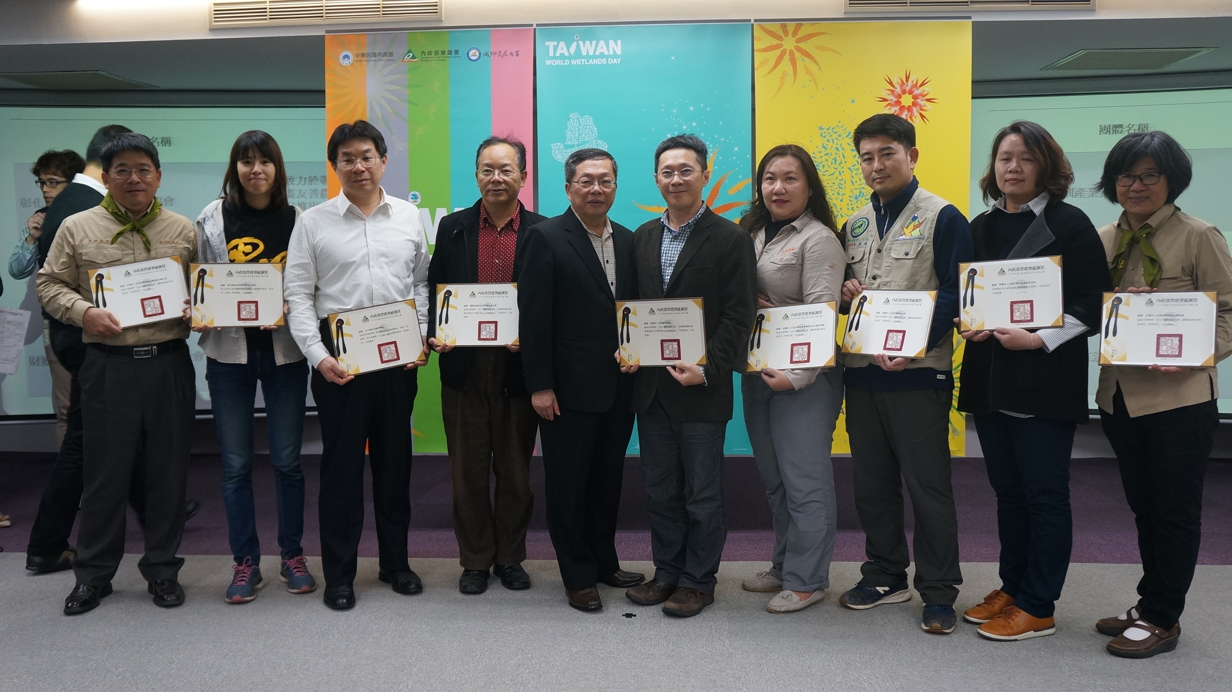 表揚團體及機關與署長合影留念(城鄉發展分署提供)。