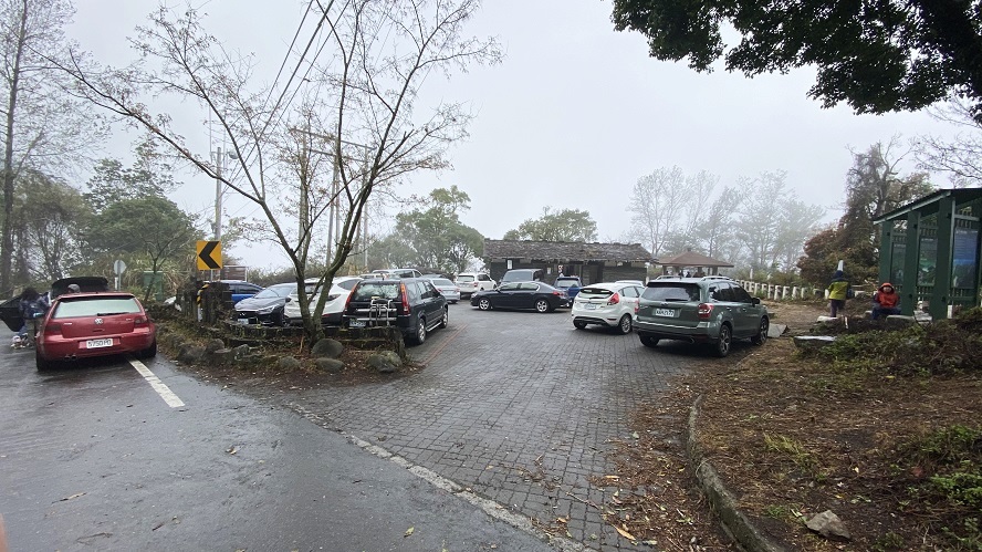 南橫公路開放後，中之關停車場的遊客絡繹不絕
 (玉山國家公園管理處提供)
