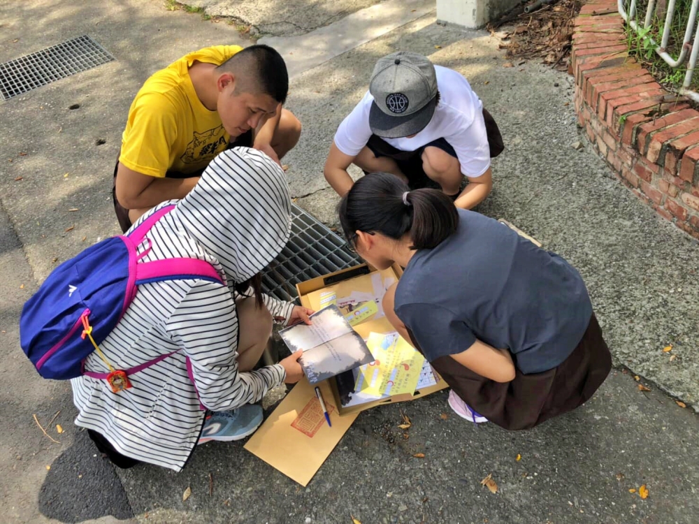 執行團隊發給各小隊遊戲盒，讓大家一一拜訪隱身在社區的關卡(臺南市三股社區發展協會提供)