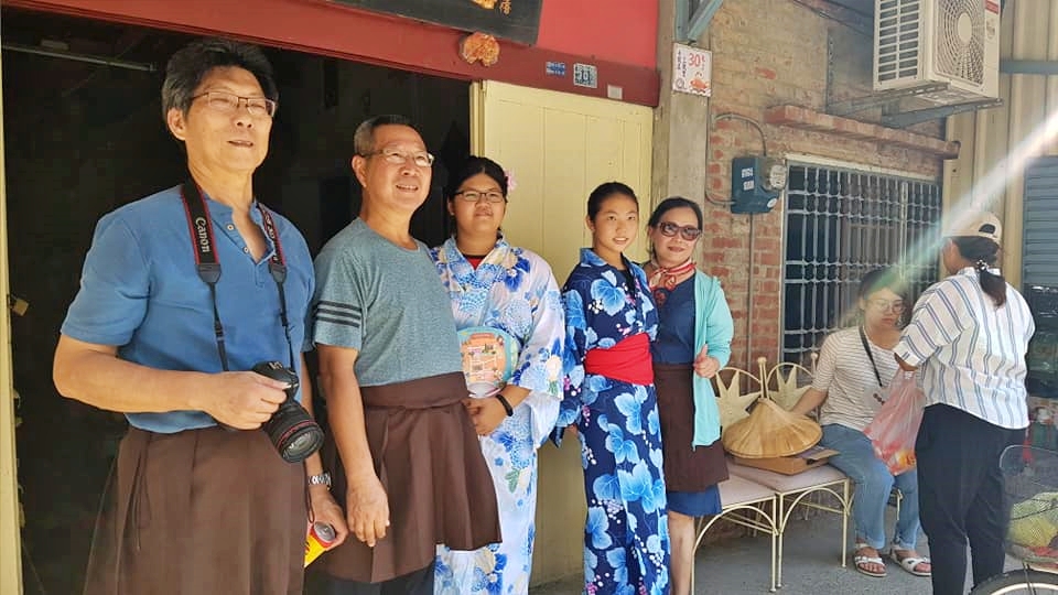 過程中請參與者穿著昔日三股漁民下魚塭的傳統工作服「薯榔裙」進行遊戲(臺南市三股社區發展協會提供)