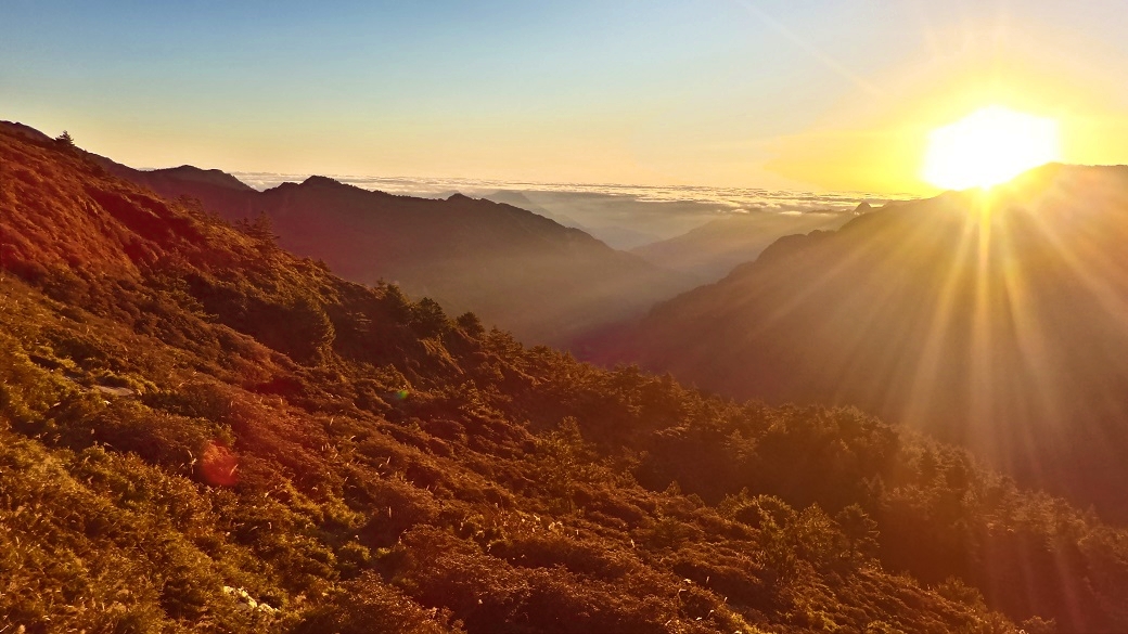 早起的鳥兒有蟲吃，早起的山友有日出看!
