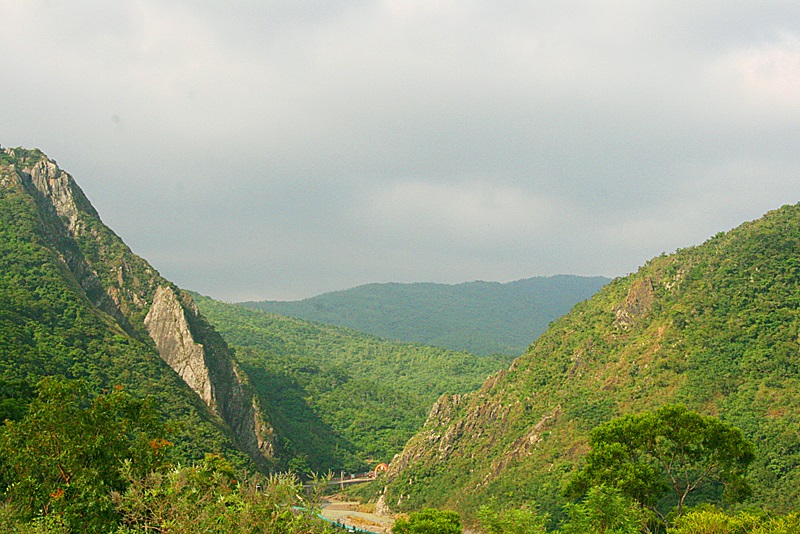 兩山夾峙的石門天險(墾丁國家公園管理處提供)
