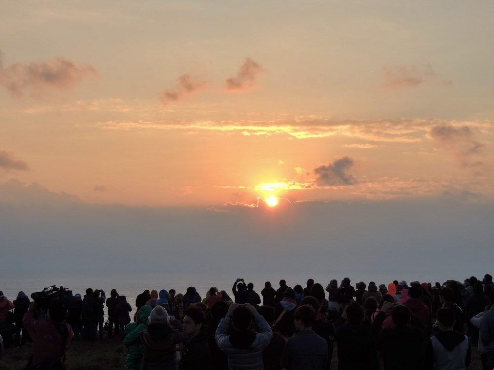 眾人於龍磐公園迎接曙光(墾丁國家公園管理處提供)
