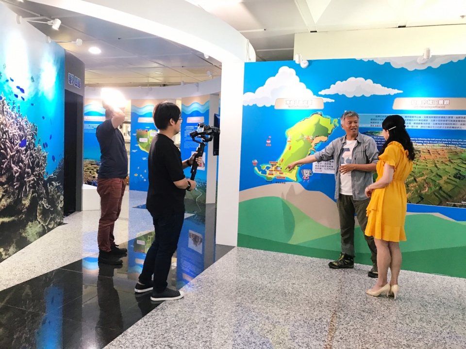 導覽專家朱雲瑋老師與主持人Rita，拍攝影片向國人介紹澎湖南方四島的在地特色(海洋國家公園管理處提供)
