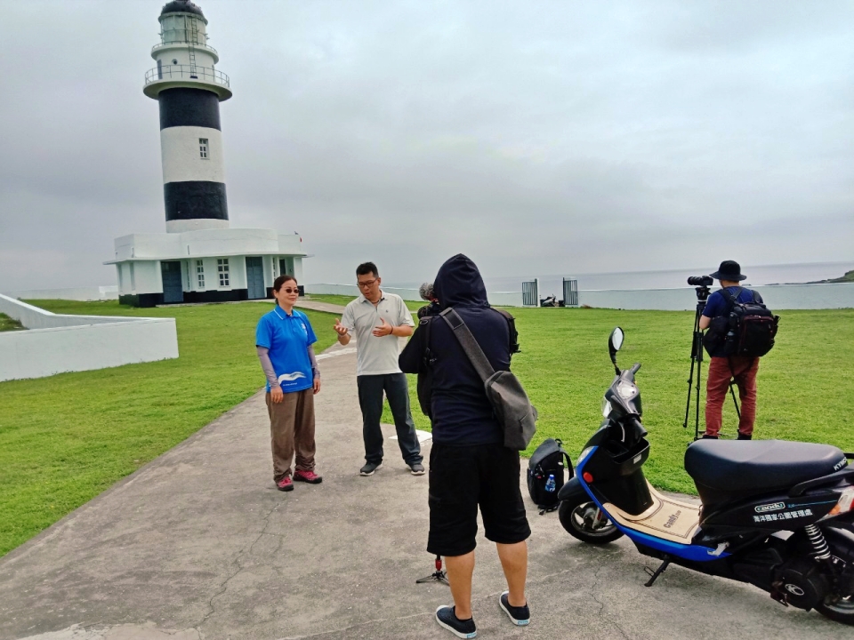 領隊SKY及海管處志工馬淑錦，於東吉燈塔進行導覽(海洋國家公園管理處提供)
