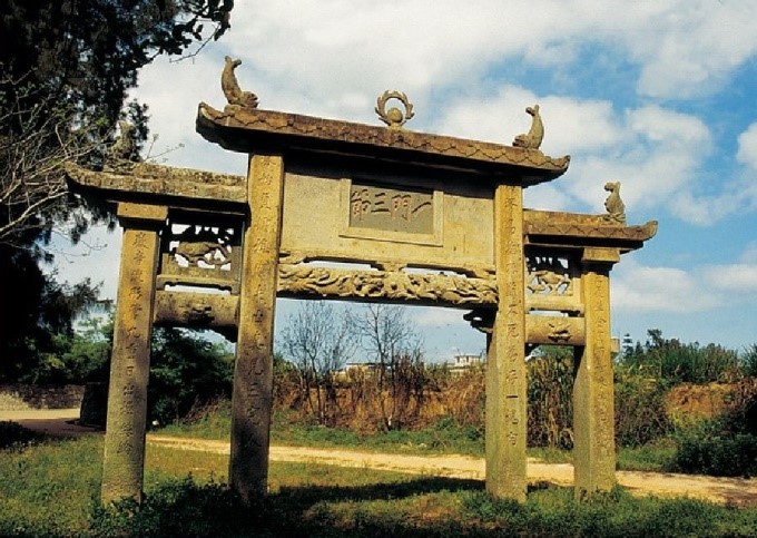 瓊林一門三節坊(位於聚落西北方)
(金門國家公園管理處提供)
