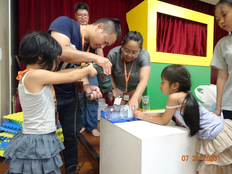 活動一開始，先在室內學習如何製作蝦籠(雪霸國家公園管理處提供)