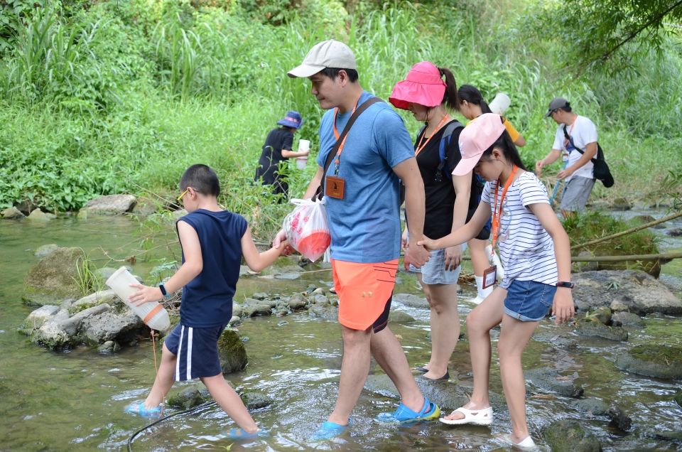 全家齊心協力找尋適當位置放蝦籠(雪霸國家公園管理處提供)