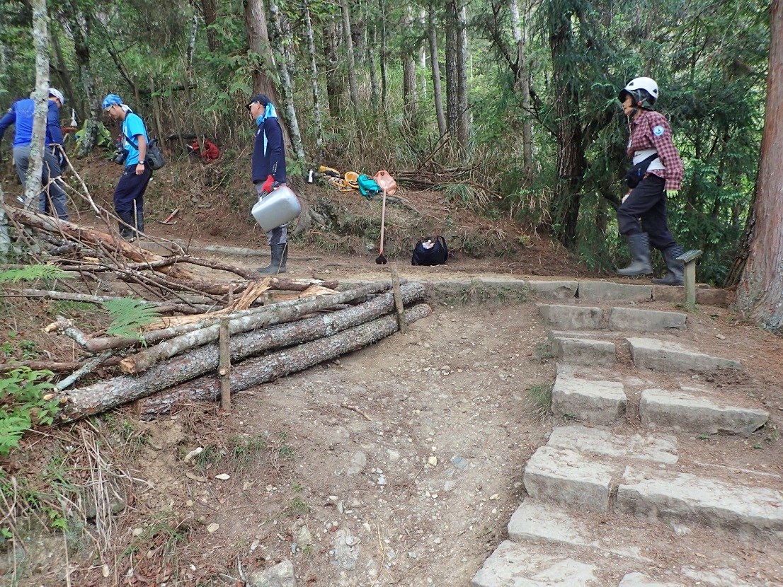 施工完成：步道工作者檢查是否改善雪東線之字坡髮夾彎土石流失問題
