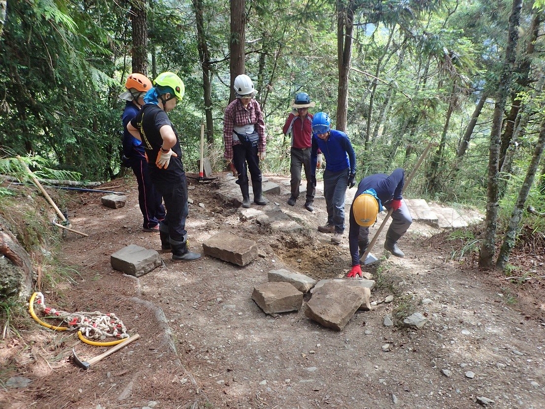 施工中：以石塊砌出髮夾彎內側路緣
