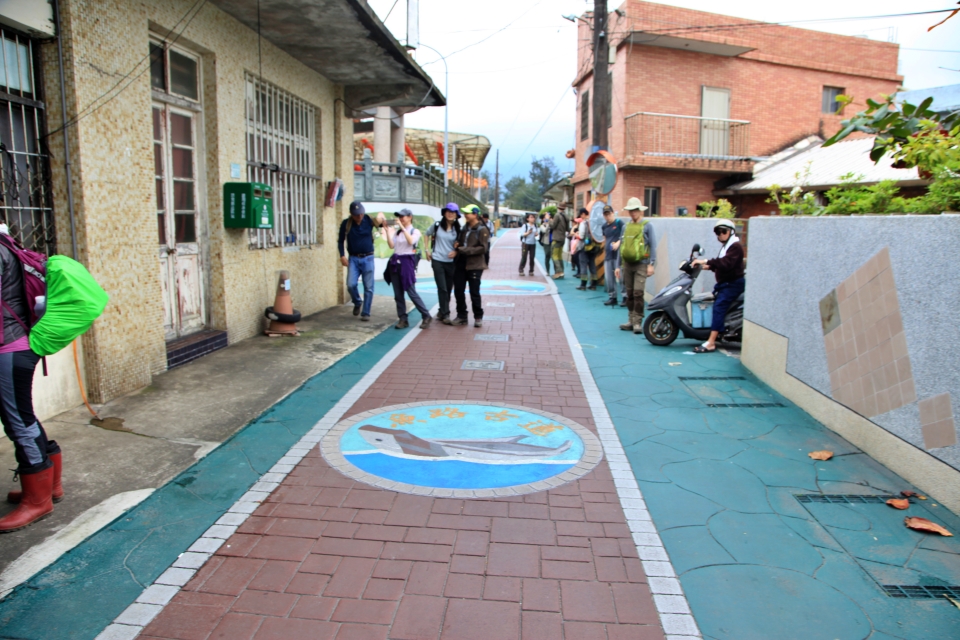 金山區公所將金山老街到磺港這段魚路古道，用棕色及綠色進行彩繪裝飾，水溝蓋板也運用「魚路古道」意象設計(陽明山國家公園管理處提供)