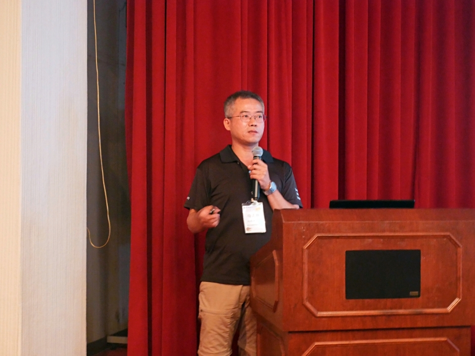 楊正雄研究員介紹「生物多樣性主流化」，即是在現有產業裡加入生物多樣性永續概念，讓每個人在生活中推廣實行(國家公園網站編輯小組提供)
